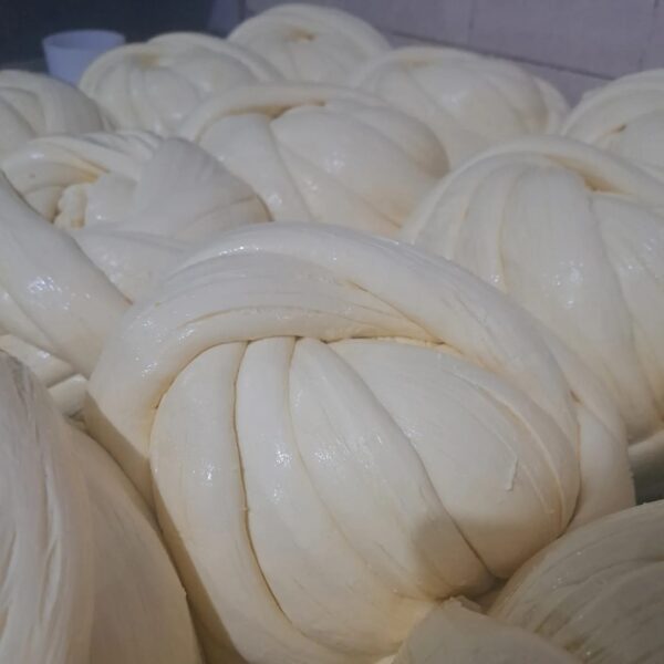 Queso de Hebra Artesenal de Diamante de Queso, enrollado en bola y listo para deshebrar