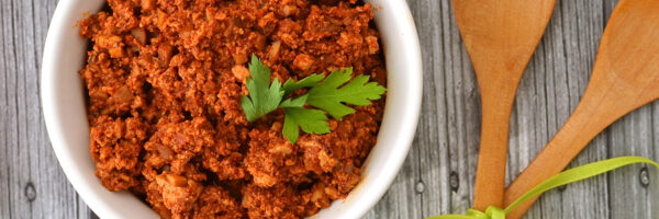 chorizo rojo de cerdo en trozos, listo para ser cocinado