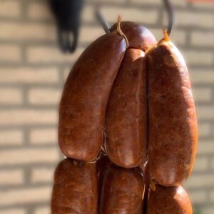 chorizo rojo de cerdo en trozos, listo para ser cocinado