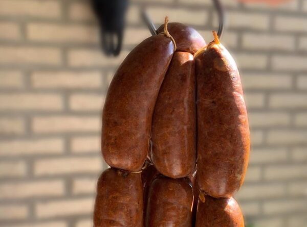 chorizo rojo de cerdo en trozos, listo para ser cocinado