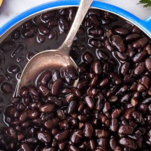 frijoles negros hervidos casero en olla de ceramica