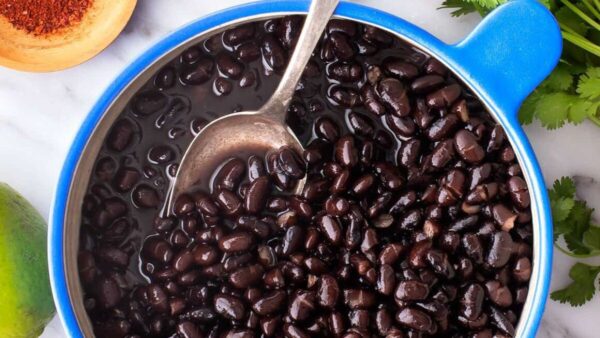 frijoles negros hervidos casero en olla de ceramica