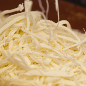 queso de hebra artesanal en hebras, mostrando su color autentico