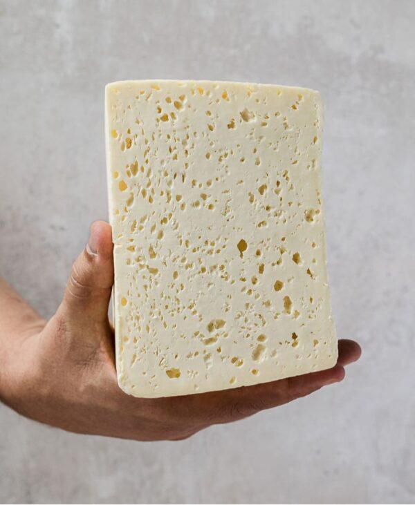 Recuadro de Queso Fresco artesanal de Diamante de Queso sobre una tabla de madera rústica