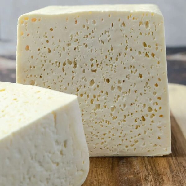 Rueda de Queso Fresco artesanal de Diamante de Queso sobre una tabla de madera rústica