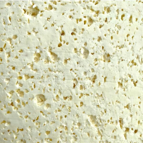 Rueda de Queso Fresco artesanal de Diamante de Queso sobre una tabla de madera rústica